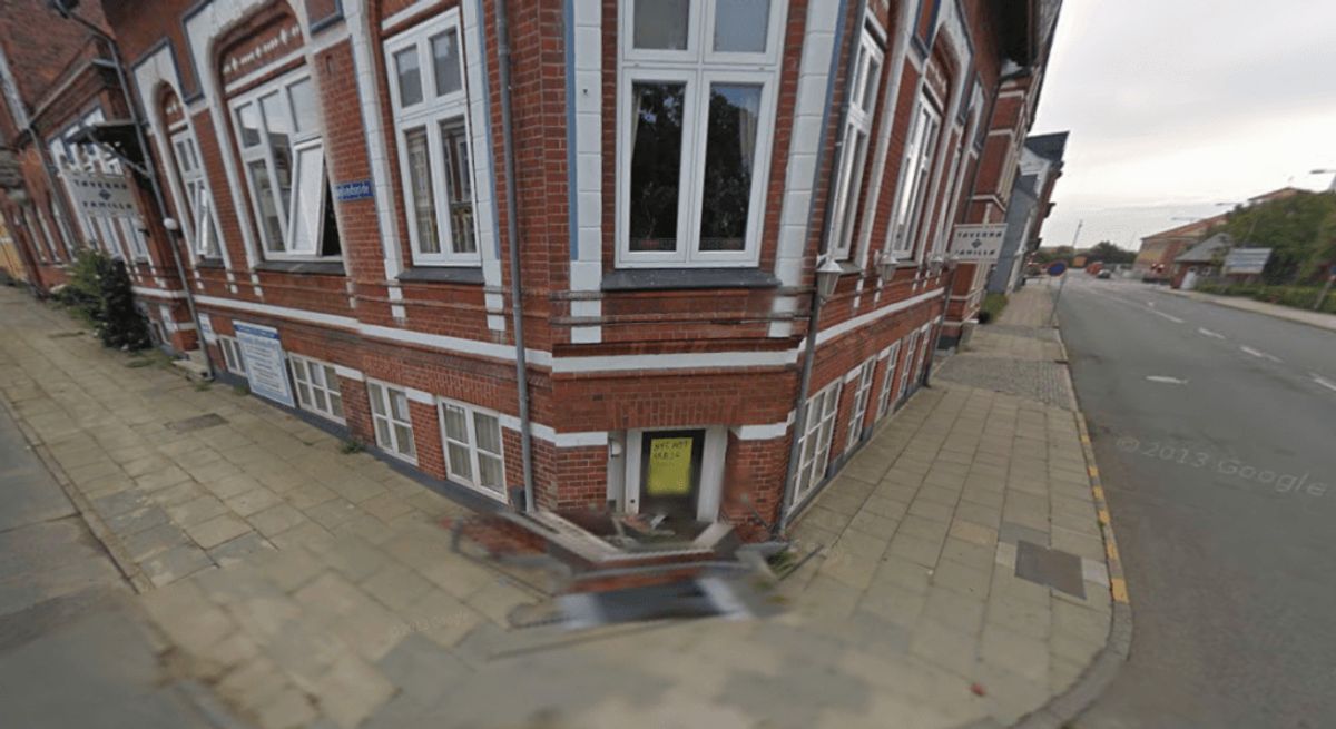 Det er her i kælderen på Englandsgade 9, at Asian Corner i dag ligger. Den er åbnet senere, end Google-bilens seneste besøg. Foto: Google Streetview