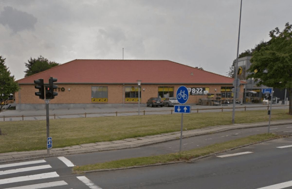 Det var i denne Netto på Hylkedalsvej i Seest, hvor familien Nielsen købte klasen med bananer. Med mere. Klik og se et billeder af den dødelige edderkop. Køn er den ikke. Foto: Google Street View.