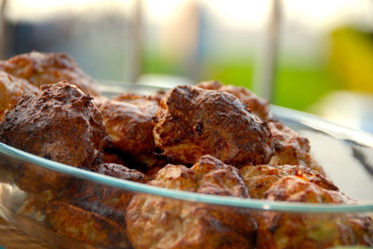 Ovnstegte frikadeller er mindst lige så gode som de pandestegte. Hvis ikke bedre. Foto: Guffeliguf.dk.