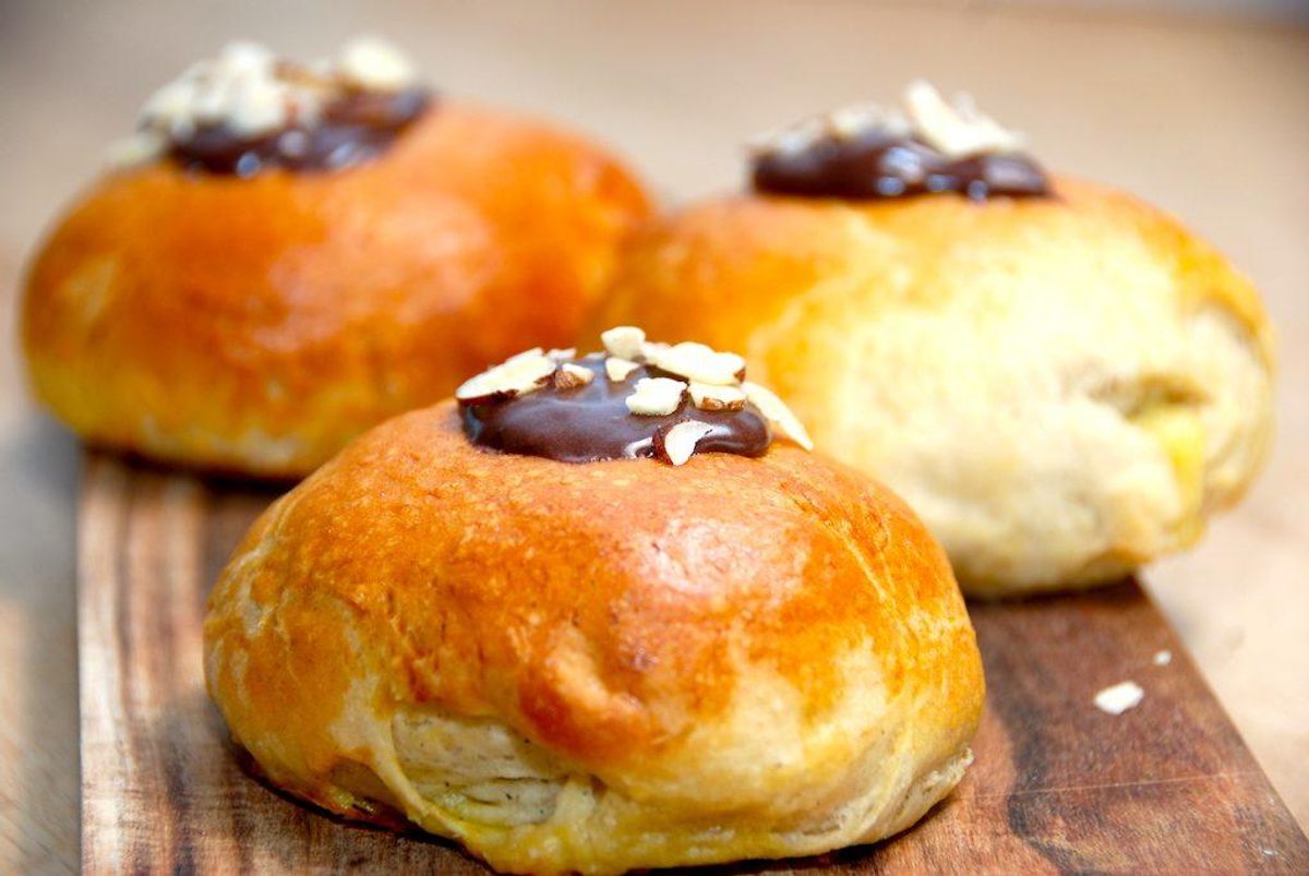 Lækre og hjemmelavede fastelavnsboller med creme. Fastelavnsbollerne laves helt fra bunden. Foto: Guffeliguf.dk.