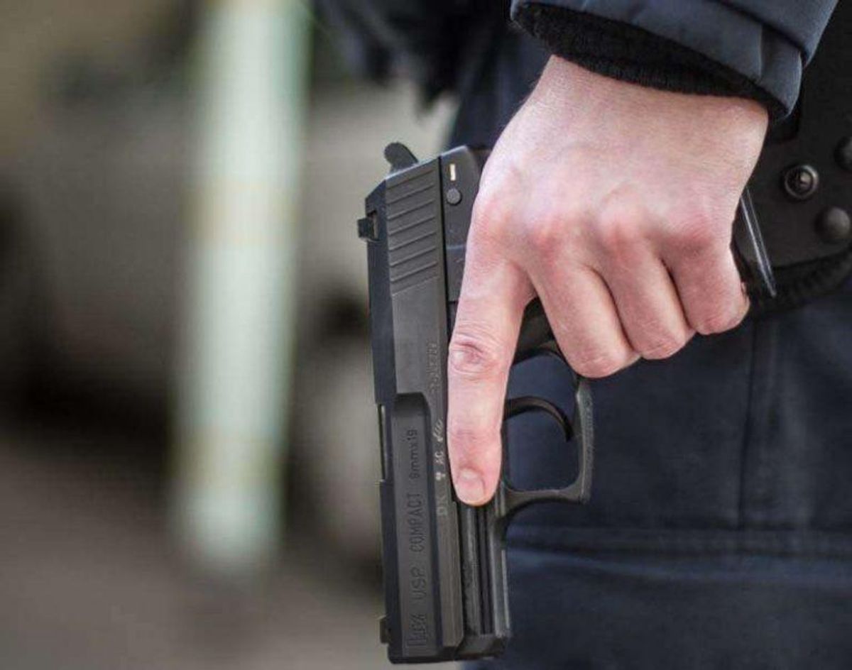 En person gik rundt med noget, en borger vurderede var en pistol.