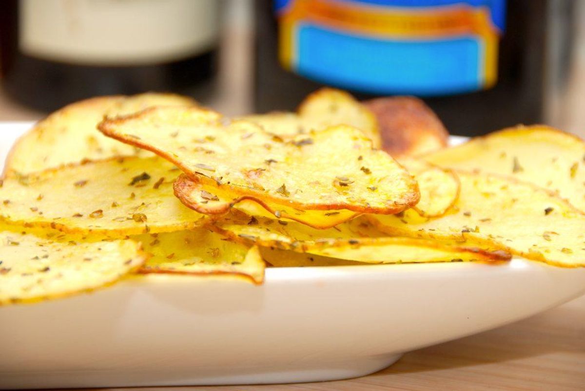 Du kan nemt lave dine egne hjemmelavede kartoffelchips i ovnen. Foto: Guffeliguf.dk.