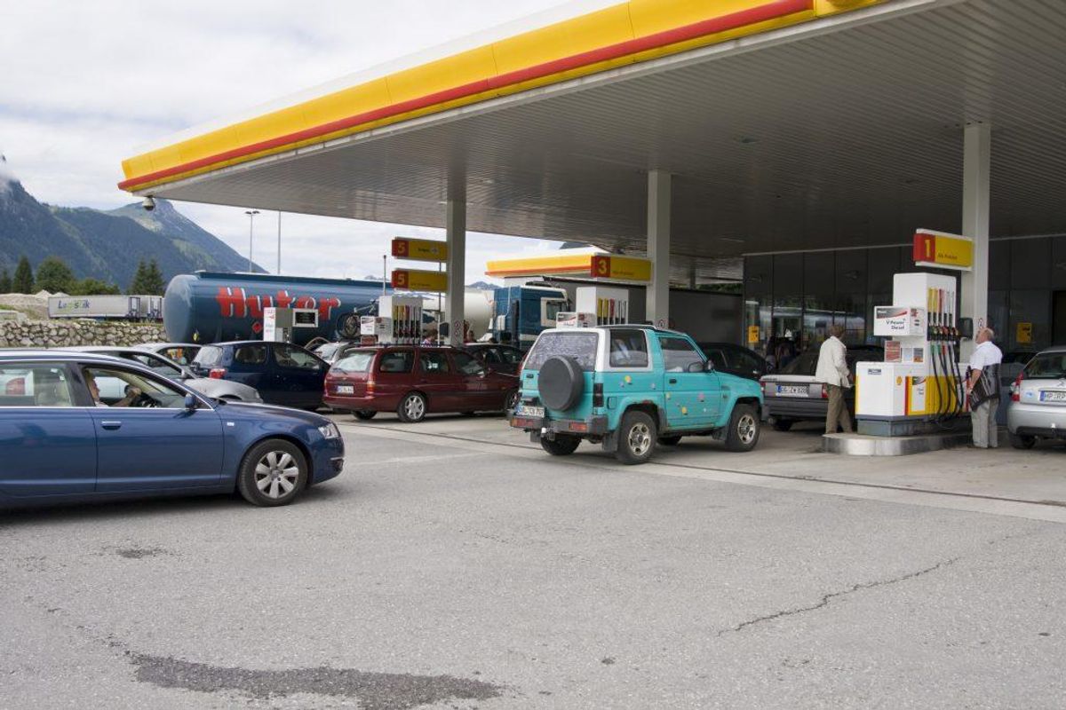 Har du nogensinde efterladt bilen ude af syne i tomgang eller med nøglen i tændingen i kort tid i på en tankstation?: Til det svarer 3 procent JA. (Foto: Colourbox).