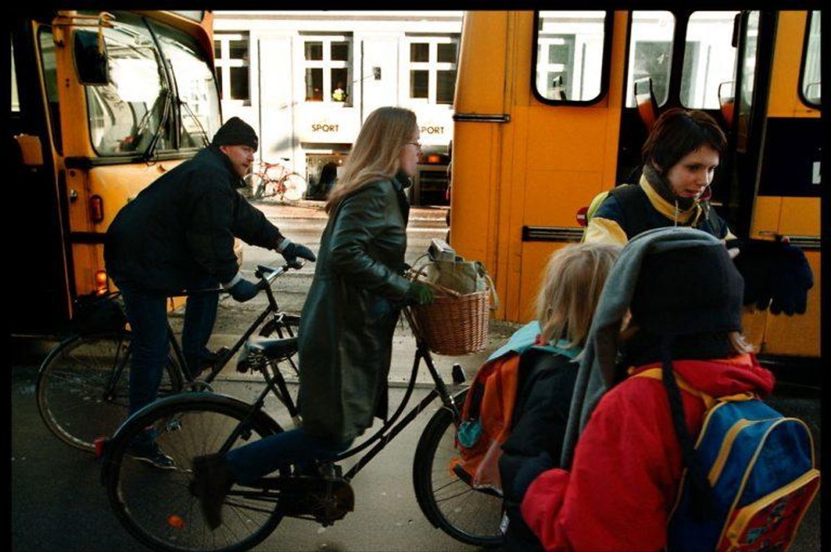 Hvem er det nu lige, der skal holde tilbage for hvem, når buspassagerer skal over en cykelsti, når de står af bussen? Det er der rigtig mange danskere, der ikke ved, og faktisk afhænger svaret af, hvordan de præcise forhold ved busstoppestedet er. Du kan se reglerne ved at klikke videre i galleriet her.