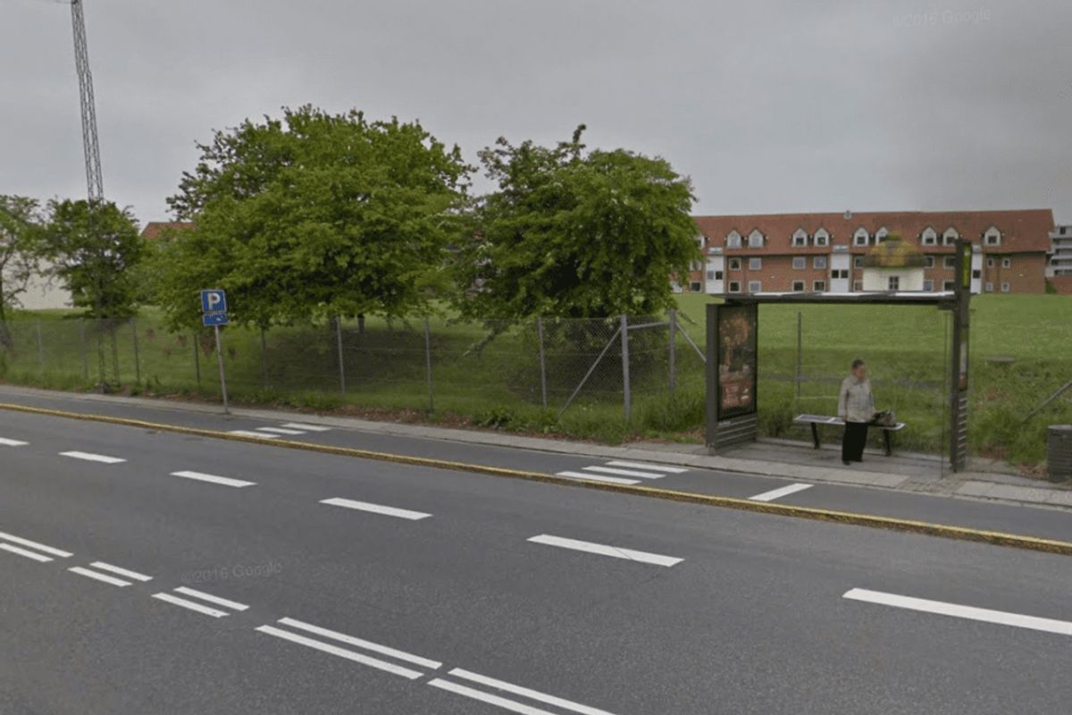 Hvis buspassagererne som her træder direkte ud på cykelstien, så er det cyklisterne, der skal holde tilbage. Ved dette stop er det markeret tydeligt med en stop-streg og to fodgængerfelter, men det er altså samme regel der gælder, selvom der ikke er nogen afmærkning ved busstopppestedet. Det var blot 56 procent af de adspurgte i undersøgelsen, der kendte reglerne i denne situation. Foto: Google Street View