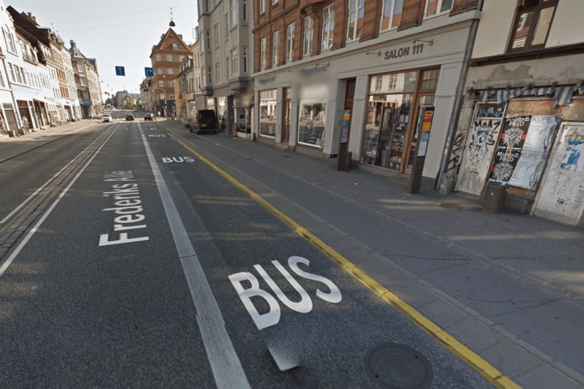 Hvis der er et helleområde, hvor passagerne kan træde ud på, før de krydser cykelstien, så er rollerne byttet, så cyklisterne ikke skal holde tilbage for passagererne. 62 procent af de adspurgte svarede rigtigt på spørgsmålet om, hvem der skal holde tilbage i denne situation. Foto: Google Street View