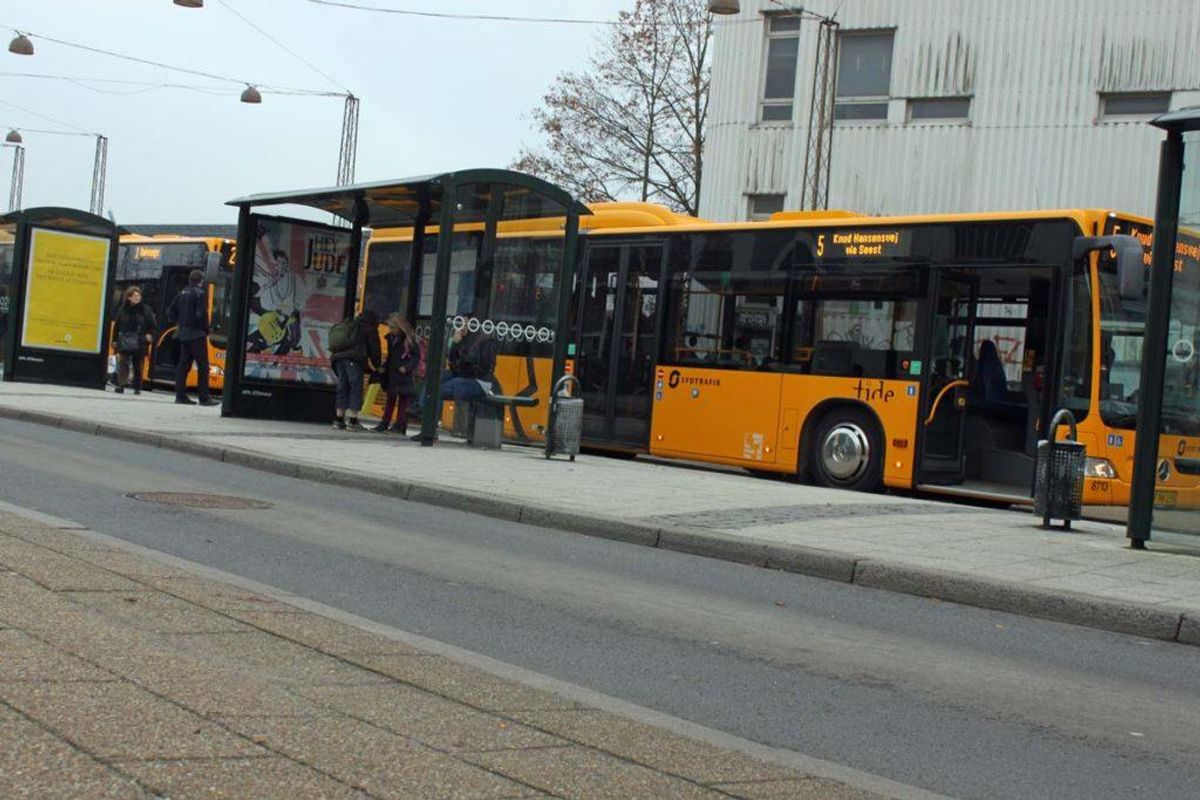 Hvis bussen holder direkte ind til fortovet, så er problemet jo knap så relevant, for så skulle buspassagerer og cyklister meget nødigt komme i karambolage med hinanden. Foto: Elo Christoffersen