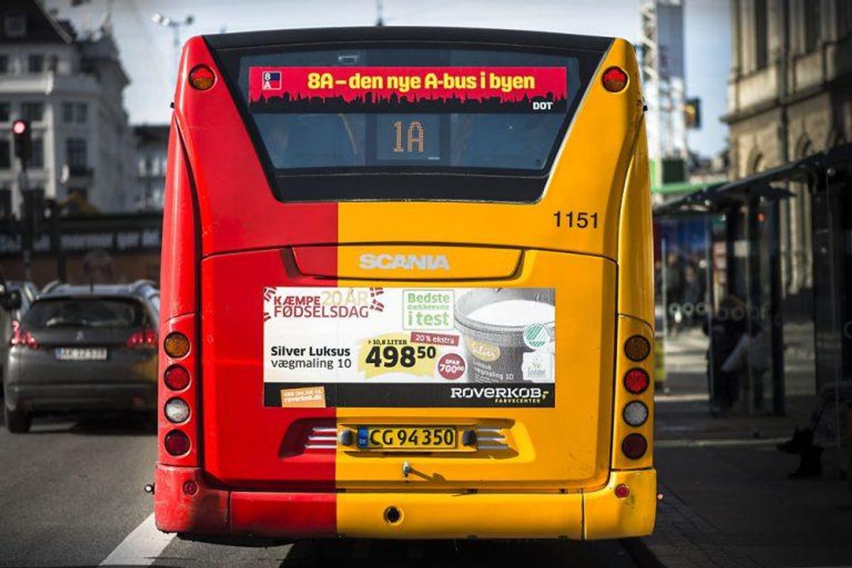 Det kan også næsvnes, at man som trafikant skal holde tilbage for en bus, der blinker ud fra et stoppested. Foto: Scanpix