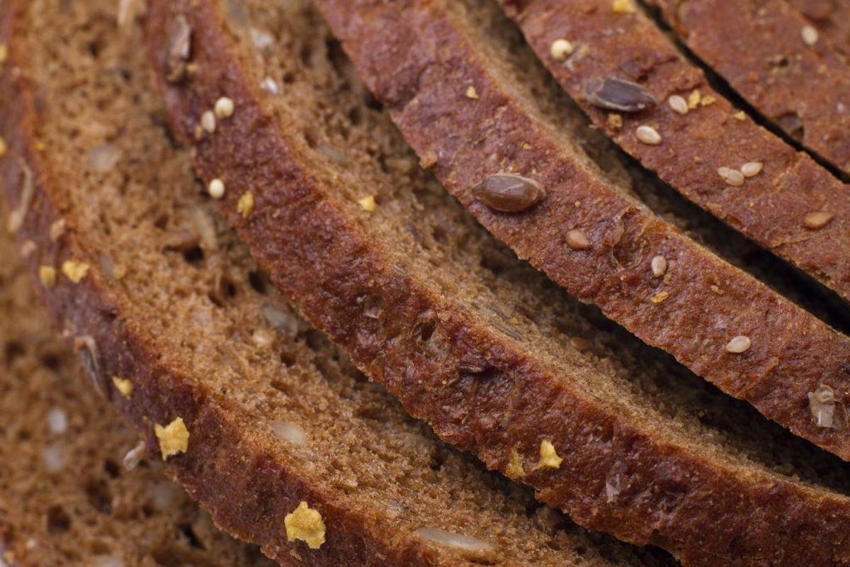 Brød: Rugbrød eller fuldkornsbrød, som er nøglehulsmærket eller har fuldkornslogoet. Hvis du laver salater, så husk at bruge fuldkornspasta eller fuldkornsris. Foto: Colourbox.com (Modelfoto)