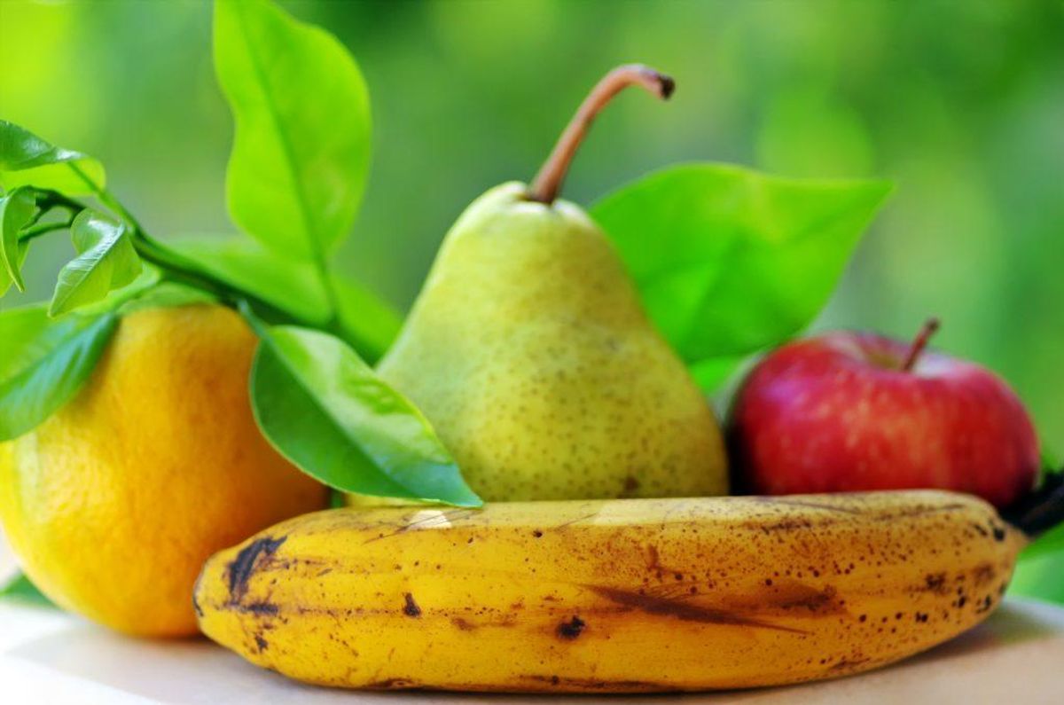 Frugter som æble, pære, banan, blommer, nektariner, klementiner og appelsiner er nemme at tage med i tasken. Man kan også skære ananas, kiwi eller melon ud hjemmefra og tage med. Foto: Colourbox.com (Modelfoto)