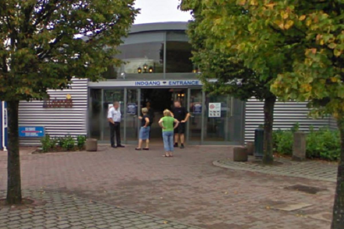 En 44-årig mand er blandt andet anklaget for at have filmet små, nøgne børn på Lalandia i Rødby. Foto: Google Street View.
