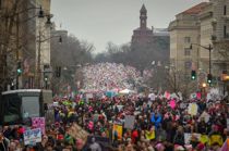 Kvindemarch mod Trump samler en million i Washington
