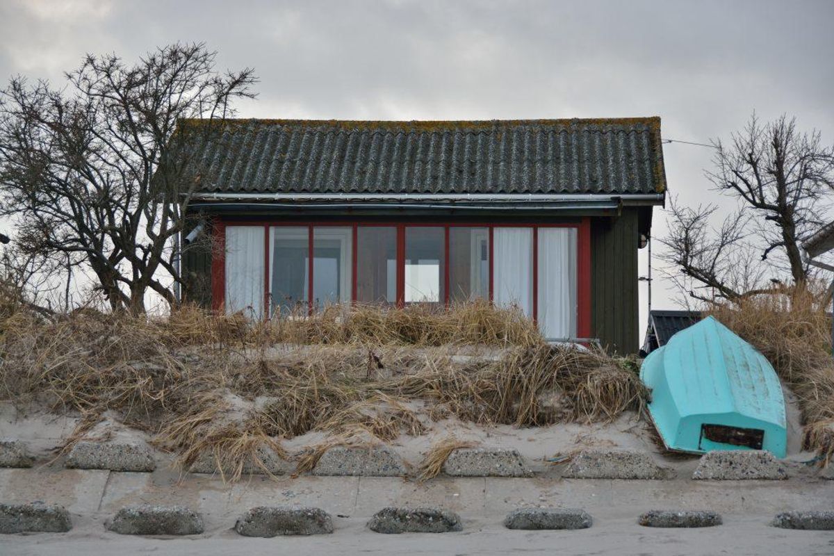Glem ikke sommerhuset: Træk gardinerne fra, lad skabene stå åbne, så det er tydeligt, at der ikke er noget at komme efter
Når sommerhuset ikke bliver brugt, så tag de tyvetækkelige ting med hjem (for eks. musikanlæg).
Montér dobbeltlås på døren
Forstærk dørkarmen på yderdøren, og monter sikkerhedsslutblik
Lås haveredskaber inde
Fjern ekstra nøgler, der ofte er gemt ved sommerhuset
Automatisk udendørs belysning kan skræmme tyve væk
Indgå aftaler med de naboer i sommerhusområdet, der er hjemme. Foto: Colourbox.