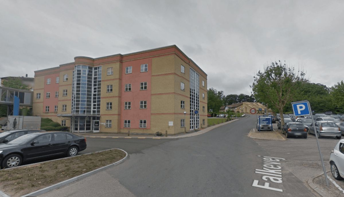 Den 48-årige mand er gået fra Psykiatriens Hus på Falkevej i Silkeborg. Se et billede af ham ved at klikke videre. Foto: Google Streetview