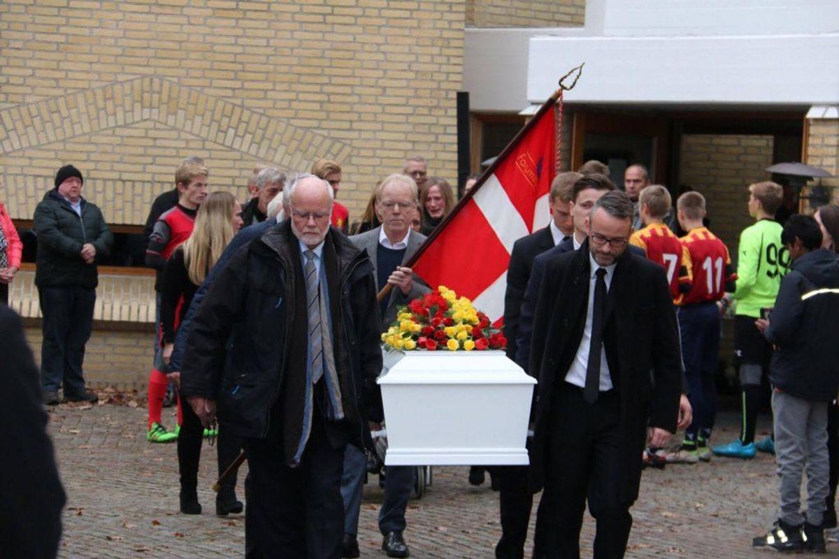 Fyldt til bristepunktet Peter Brixtofte bisat fra Stavnsholtkirken i