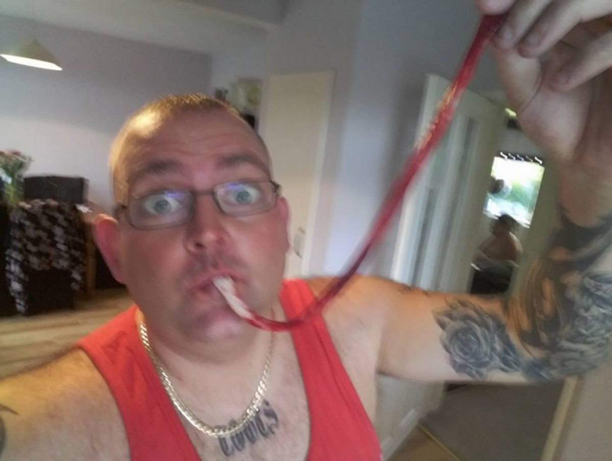 En mand har spist sin kones moderkage og lagt videoen op på Facebook.
Foto: Facebook