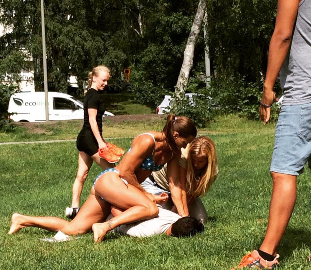 Mikaela Kellner og hendes veninde holder her fast i en tricktyv, der kort forinden forsøgte at stjæle fra kvinderne. Foto: Screenshot fra Instagram.