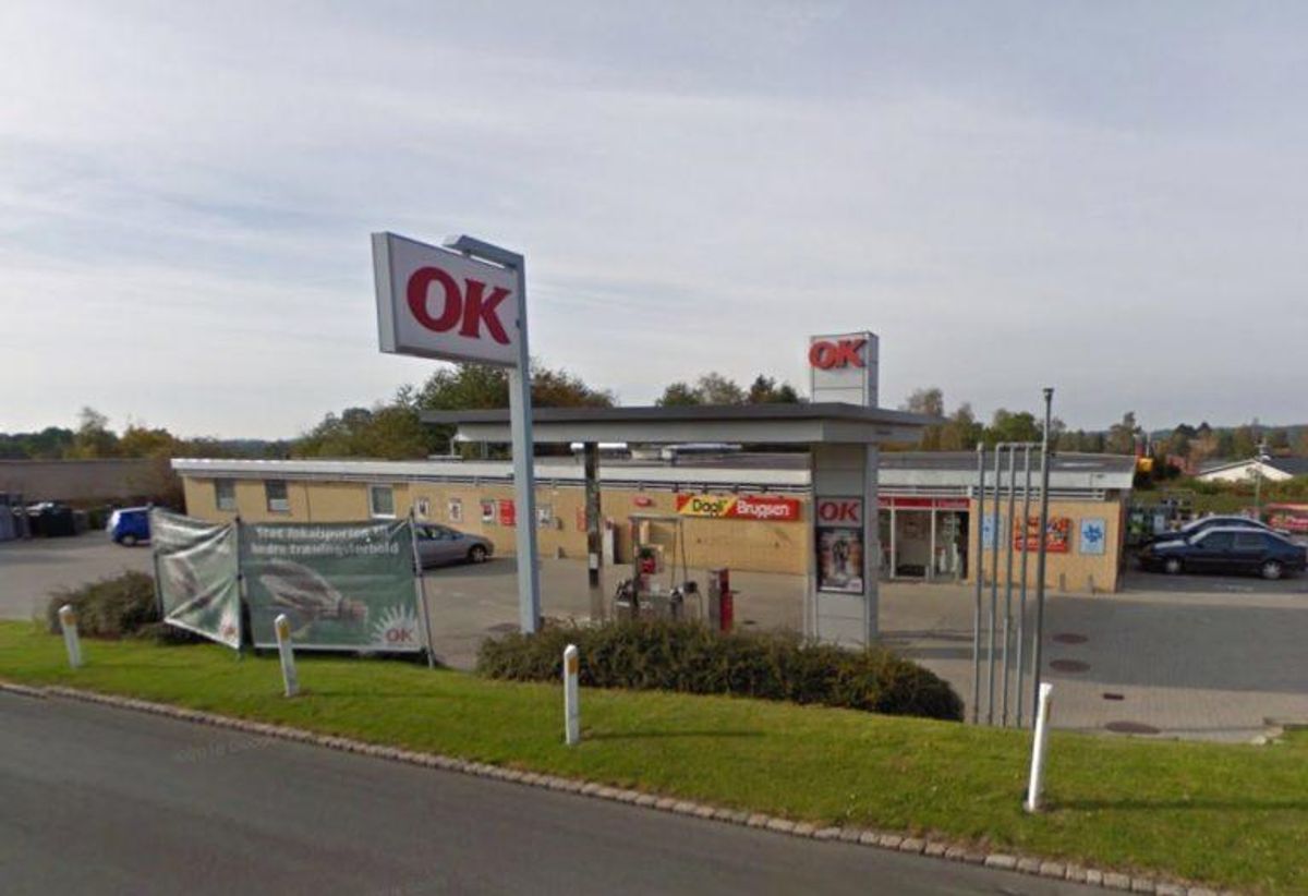 Politiet efterlyser en mand, der i weekenden betalte for varer i denne butik med falske penge. Foto: Google Maps.