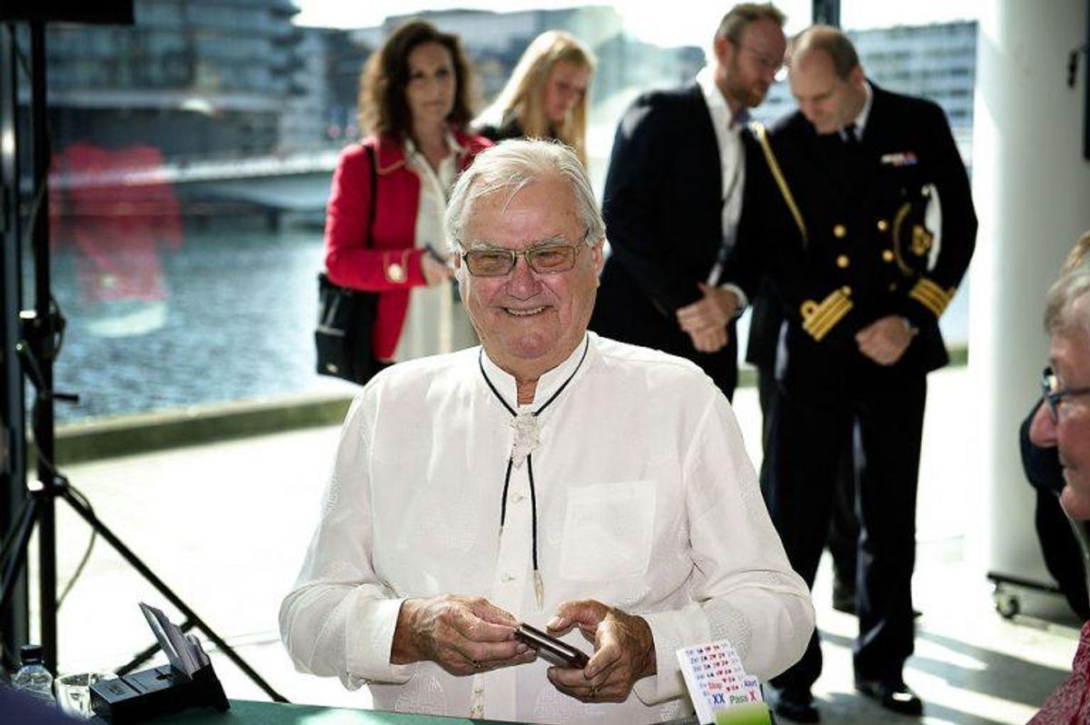 Foto: NilsVed turneringen fortalte prins Henrik sin makker, Ole Raulund fra Danmarks Bridgeforbunds hovedbestyrelse: -Det handler om at spille aggressivt. Jeg er altid aggressiv. Meilvang/Scanpix.