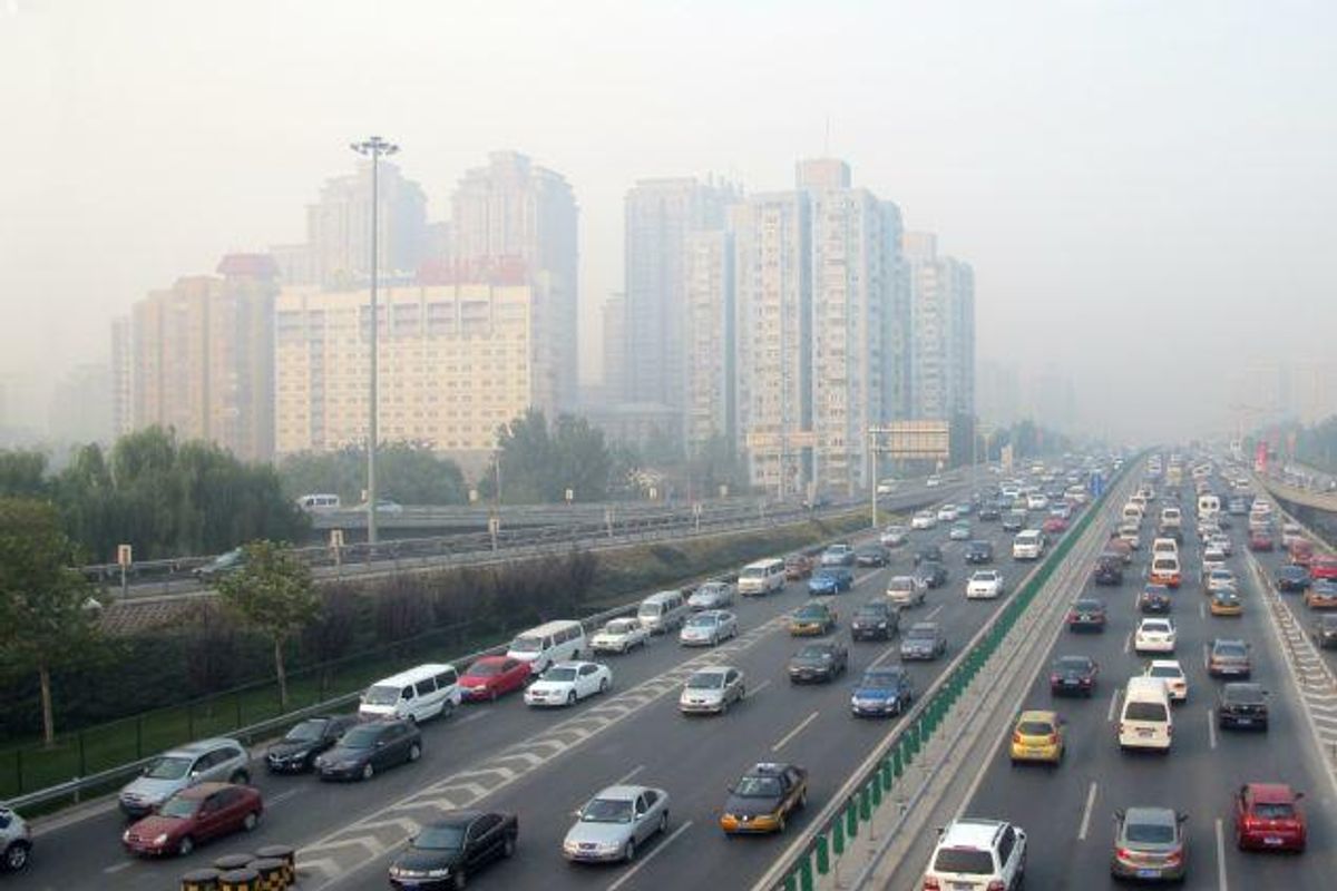 Det er blandt andet bilkørsel, der er med til at gøre luften i storbyer mindre ren. Arkivfoto Foto: Colourbox/Free