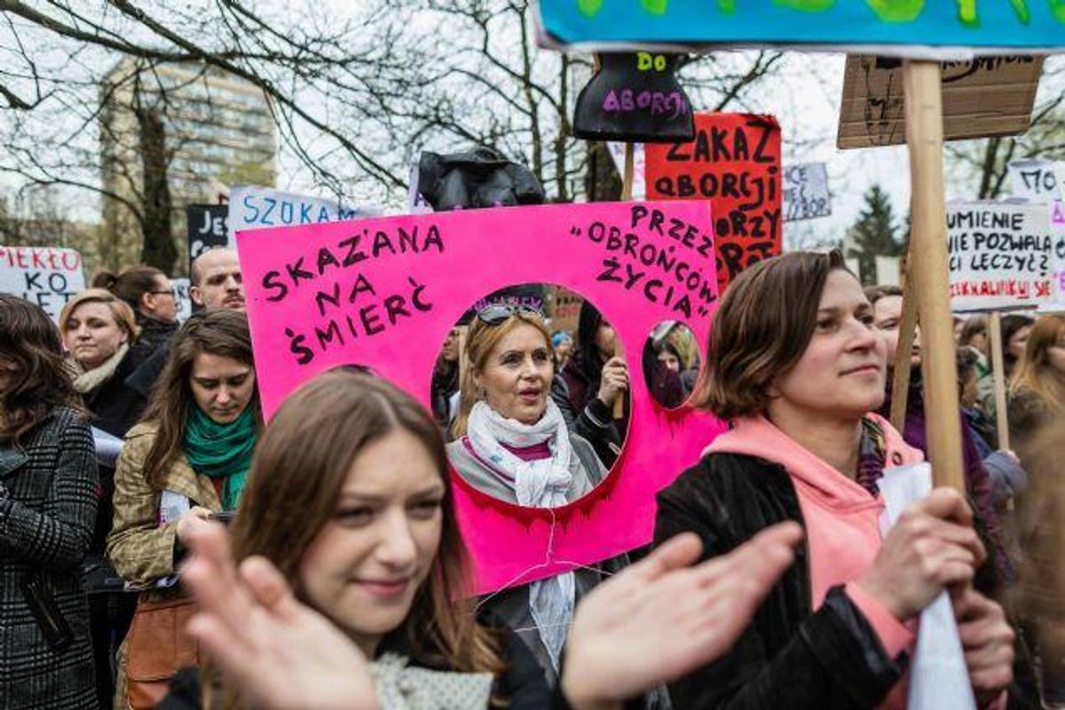Årtier efter aborten blev givet fri i størstedelen af udviklede lande verden over, er det stadig et sprængfarligt politisk emne. Her er vi til en demonstration i Polen, hvor borgere demonstrerer for retten til fri abort. Foto: Wojtek Radwanski/AFP