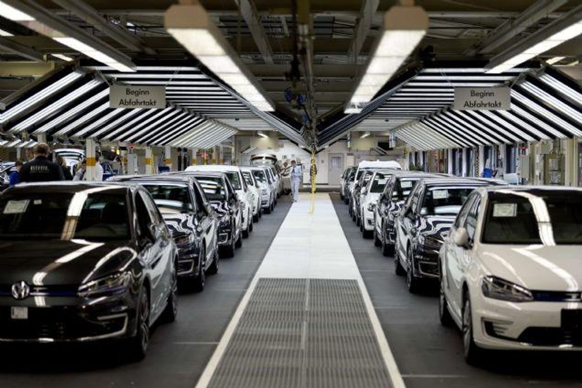 Trods skandalen med fusk med oplysninger om forurening med dieselbiler er bilkøberne vilde med folkevogne. Kineserne køber masser af folkevogne og har medvirket til, at VW nu er større end Toyota. Foto: Odd Andersen/AFP