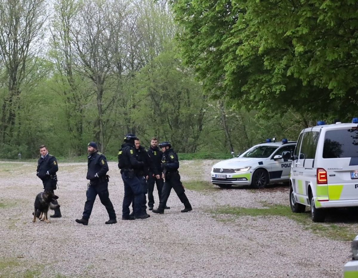 Politiet og politihunde er til stede ved en swingerklub i Ejstrup tæt på Kolding. Foto: presse-fotos.dk