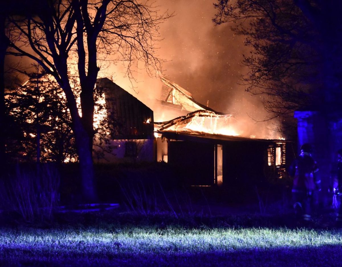 Voldsom brand i Bylderup-Bov natten til tirsdag. Foto: presse-fotos.dk