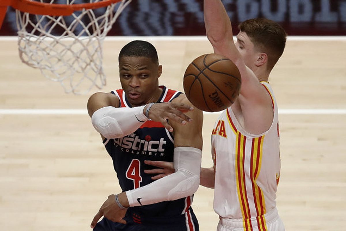 Russell Westbrook (til venstre) fra Washington Wizards satte mandag rekord i NBA, da han blev noteret for en triple-double i en kamp mod Atlanta Hawks. Foto: Ben Margot/Scanpix