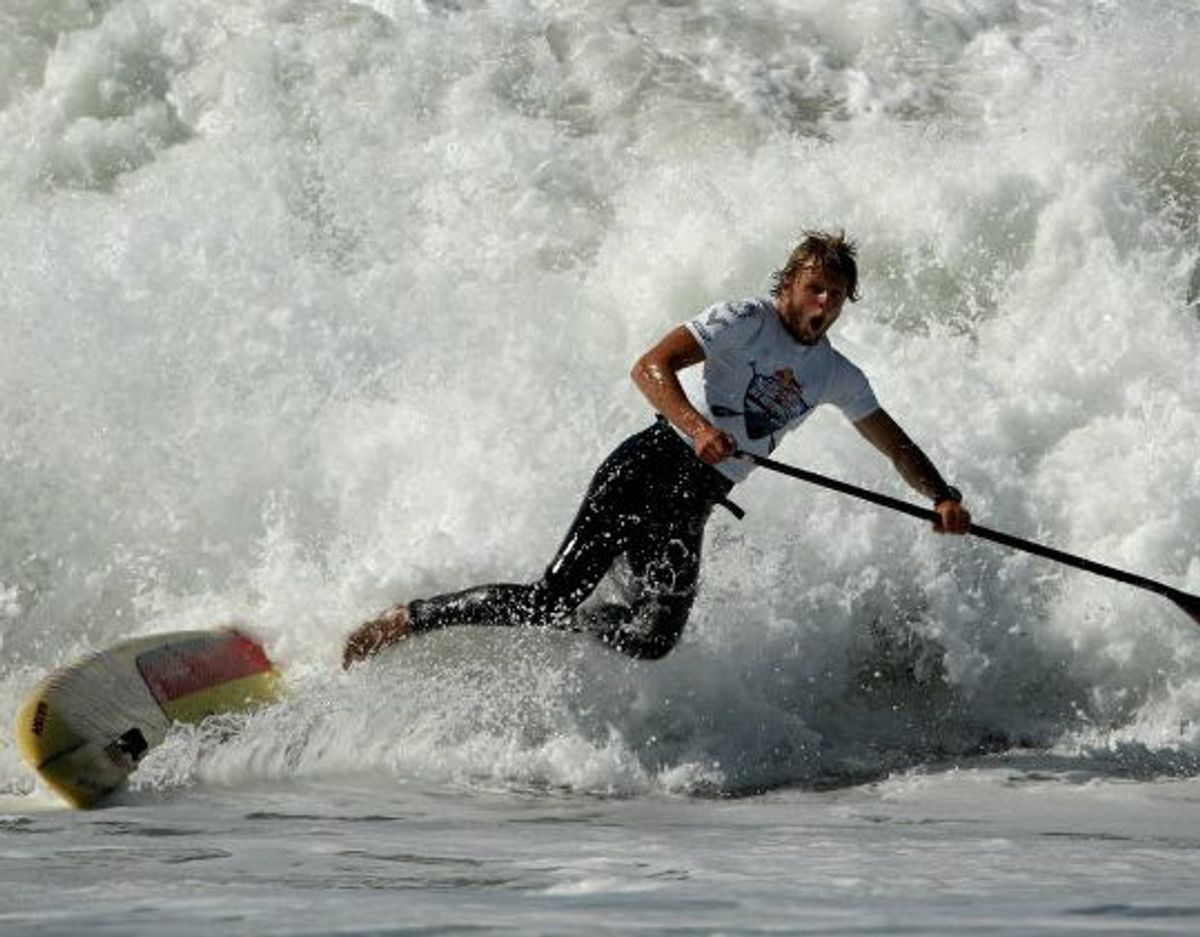 Casper Steinfath er verdensmester ad flere omgange i disciplinen stand up paddling, hvor man står let foroverbøjet på et surfbræt og padler sig frem. Her er et billede fra 2016 i San Francisco i USA. Foto: Ezra Shaw/AFP