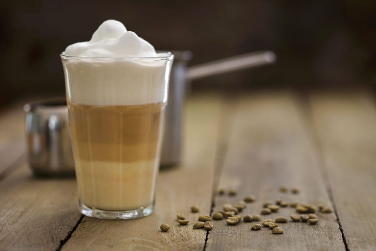 Det kan være lækkert med en kaffe, der er blevet kælet lidt for, men for eksempel en latte macchiato kan være fyldt en masse kunstigt sukker eller andre usunde kalorier. Foto: Scanpix