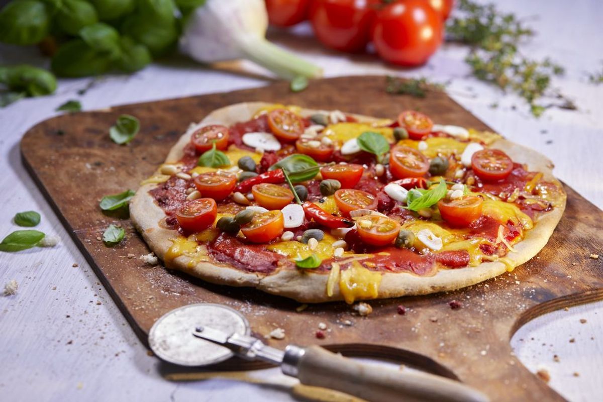 Pizza er uendeligt populært, men nogle skal jo være den, der dræber stemningen til festen. Pizza er meget tung på kalorier og har ofte ingredienser som forbehandlet kød. Hvis du skal have et slice af pizza, så prøv at tænk over, hvad du kommer på. Foto: Scanpix