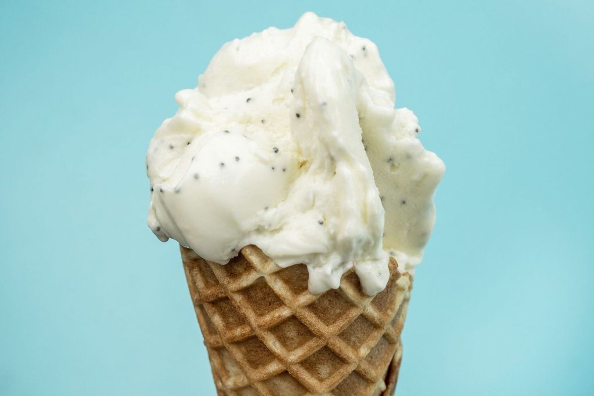 Der er få ting som is om sommeren, men den er rig på kalorier og sukker, så begræns indtaget til et minimum. Du kan lave din egen is med bær og baseret på yoghurt, hvis du ikke kan holde dig fra isen. Foto: Scanpix