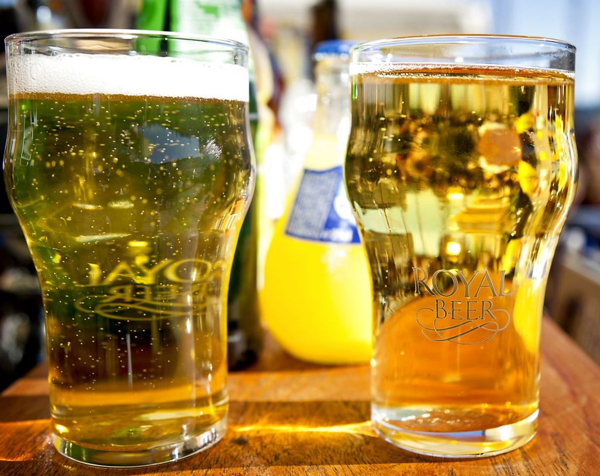 En iskold fadøl har været manges våde drøm, mens coronapandemien har raset og holdt barer lukket. Men øl og andet alkohol er forbundet med øget vægt. Foto: Scanpix