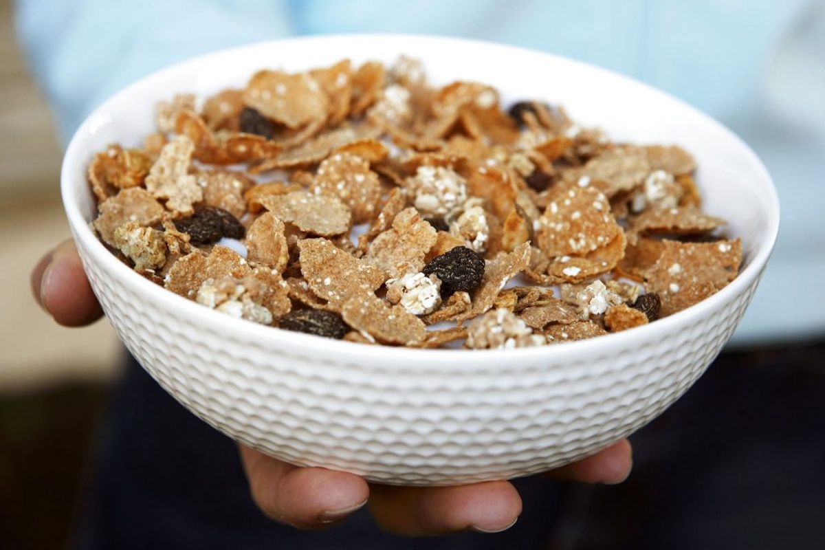 Pas på med morgenmadsprodukter, såsom cornflakes og yoghurt med smag – de kan nemlig være fyldt med sukker. Derfor er anbefalingen altid at kigge bagpå æsken. Foto: Scanpix