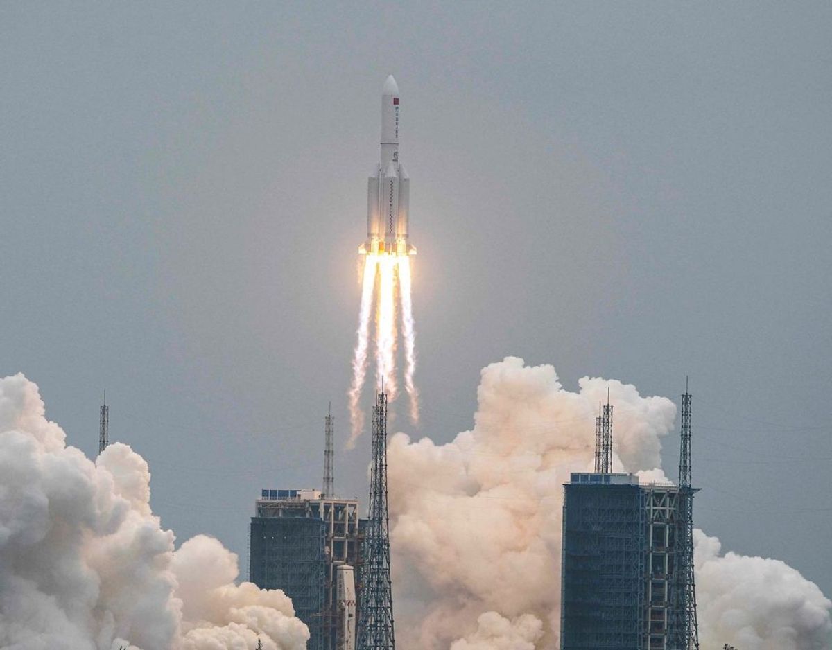 Her til morgen er den kinesiske raket styrtet ned. Foto: STR / AFP) / China OUT