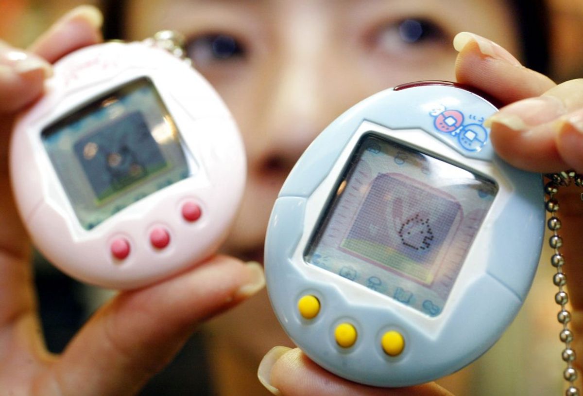 Tamagotchi var et japansk fænomen fra 90’erne, hvor man plejede sit virtuelle dyr. KLIK VIDERE OG SE DE MANGE TING FRA 90’ERNE. Foto: REUTERS/Yuriko Nakao / Scanpix