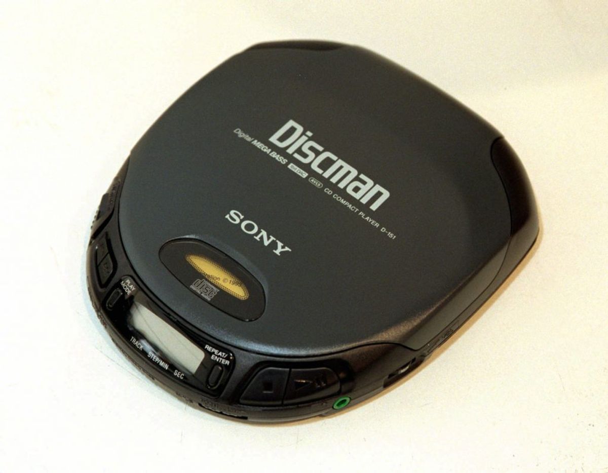 Før smartphones kunne have hele verdens musik tilgængeligt via internettet, så var en Discman svaret på dine musikalske trængsler. Du tog en discman og dine yndlings CD’er med på farten – og selvfølgelig et headset. Foto: Scanpix