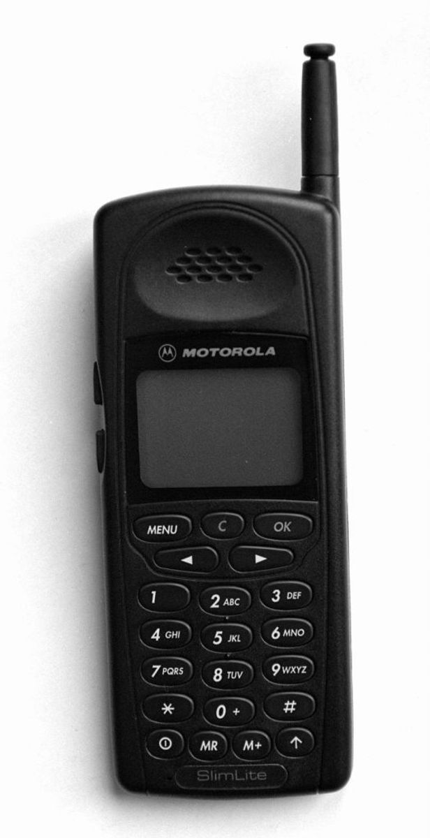 Motorola Slim Lite var en af de nye topmodeller i 1997, men den var stadig stor og klodset sammenlignet med nutidens telefoner. Foto: Scanpix