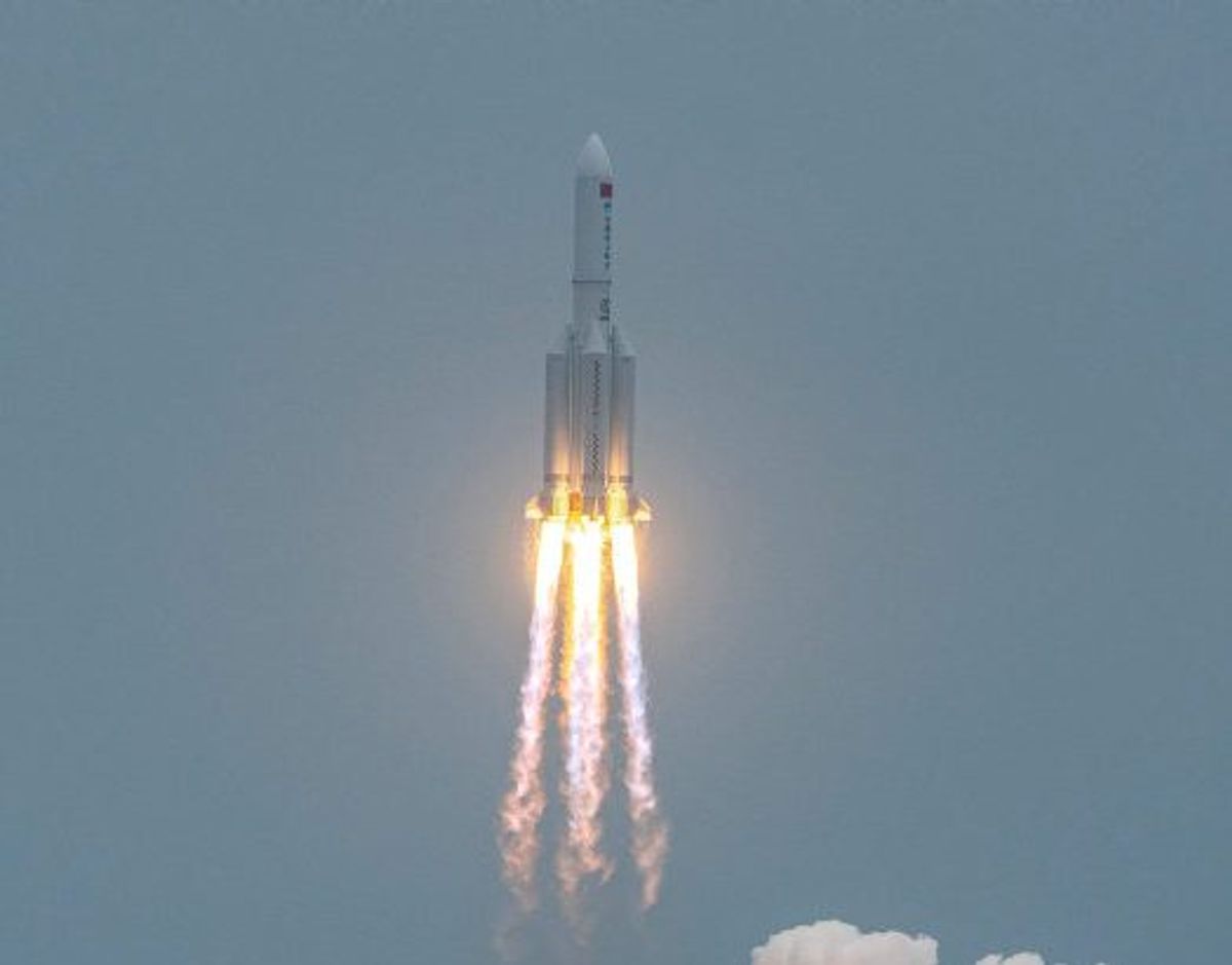 Her er raketten Long March 5B, da den 29. april blev opsendt fra Kina med et modul til en kinesisk rumstation. Det ventes, at den på et tidspunkt omkring midnat natten til søndag vender tilbage til atmosfæren. Foto: Str./AFP