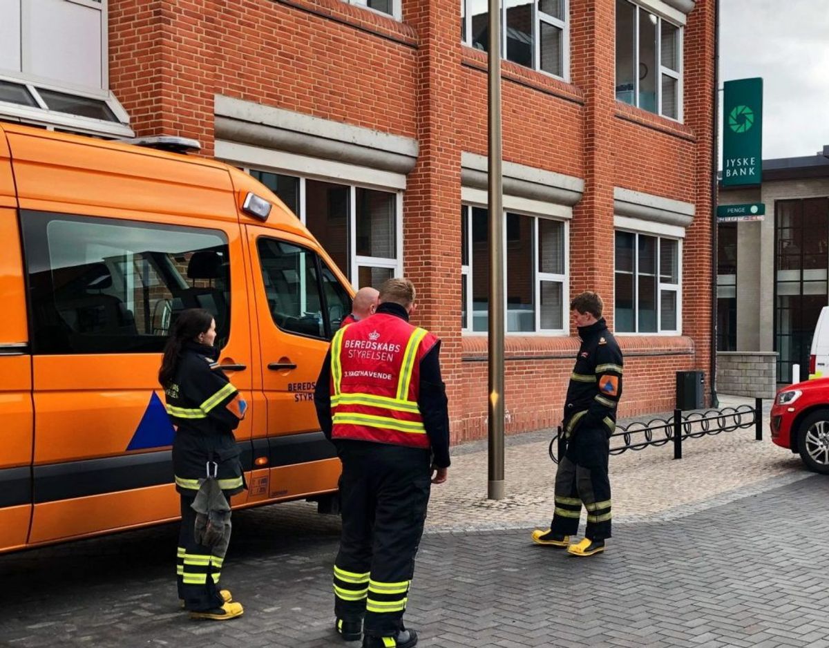 Politiet undersøger et brev med et ukendt pulver i Jyske Bank i Holstebro – Foto: Richard Gaarn Svendsen, TV MIDTVEST/