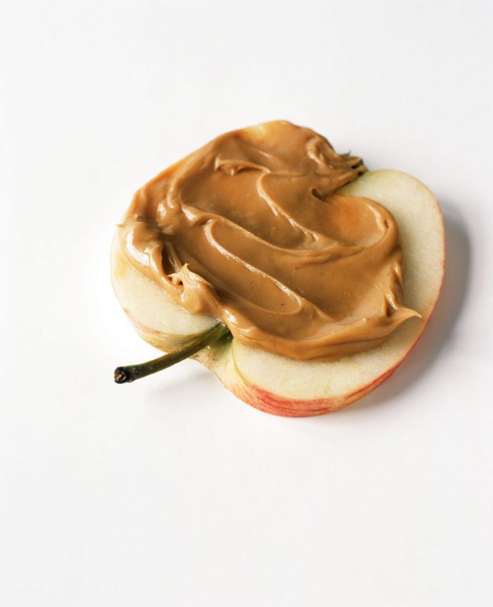 Skær dit æble ud og tag noget peanutbutter og smør på. Foto: Scanpix