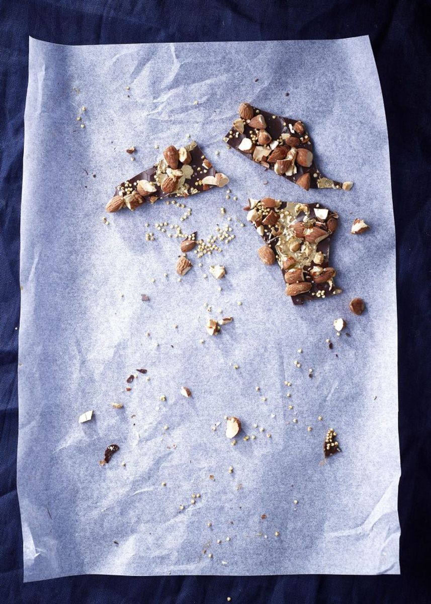 Hvis du spiser det i begrænsede mængder, så er mandler og mørkchokolade godt for dig. Foto: Scanpix