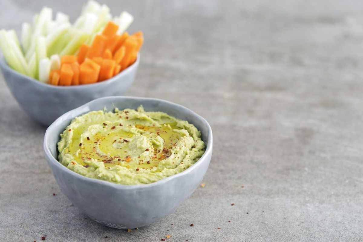 Hummus er en af de sundeste dyppelser at spise. Kikærter, olivenolie og hvidløg kan skabe et smagfuldt element i din mad. Foto: Scanpix
