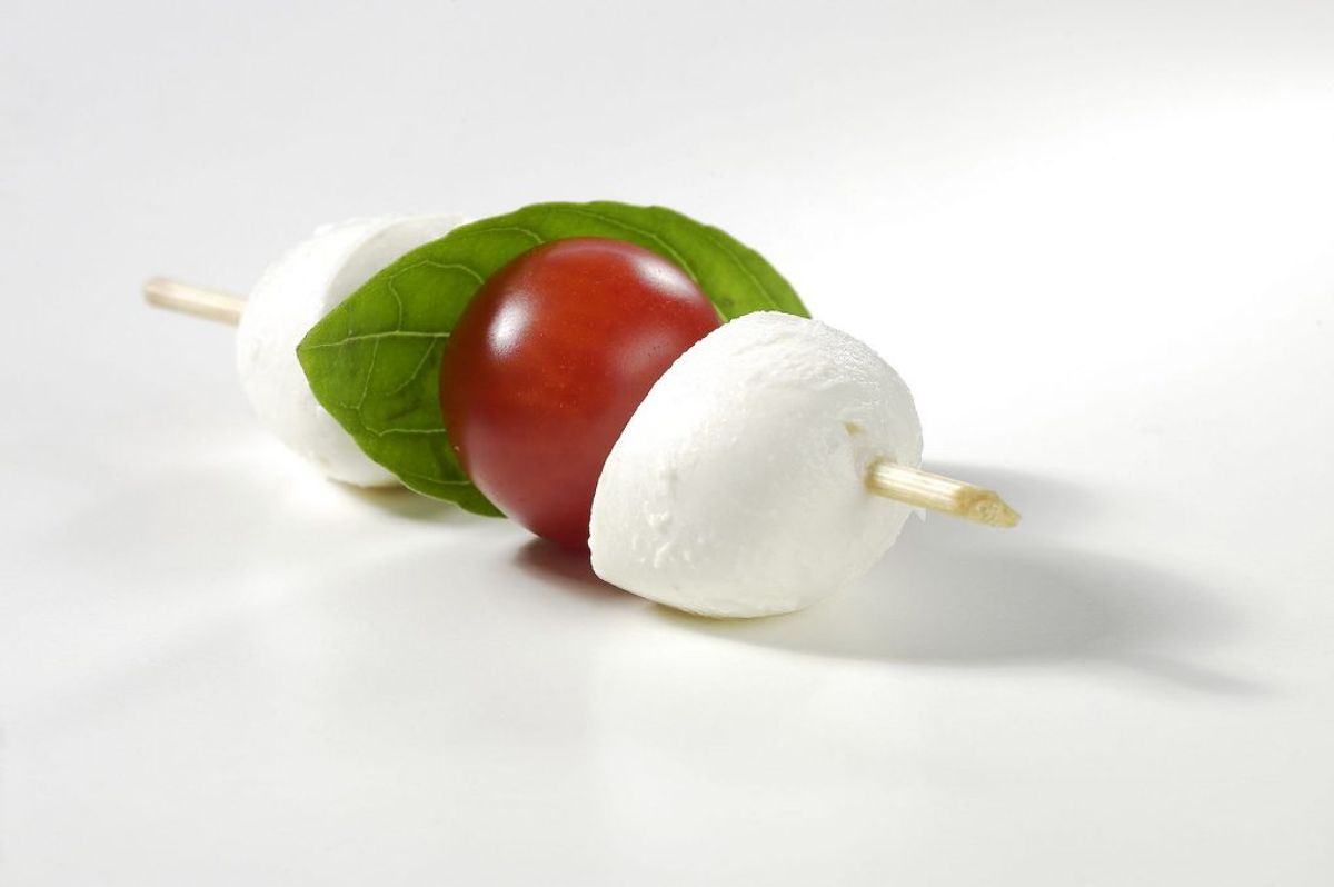 Cherrytomater og mozzarella er som skabt for hinanden. Tomaterne er rige på C-vitamin og mozzarella er rig på protein, calcium og vitamin B12. Du kan nærmest drømme dig til Middelhavet her. Foto: Scanpix