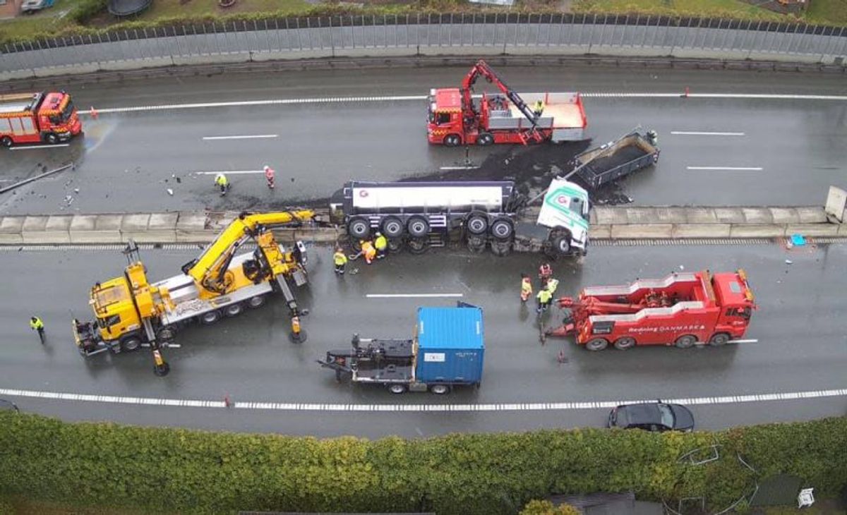 Det krævede en massiv fælles aktion med mange aktører, da en lastvogn væltede på Motorring 3. Foto: Beredskab Øst