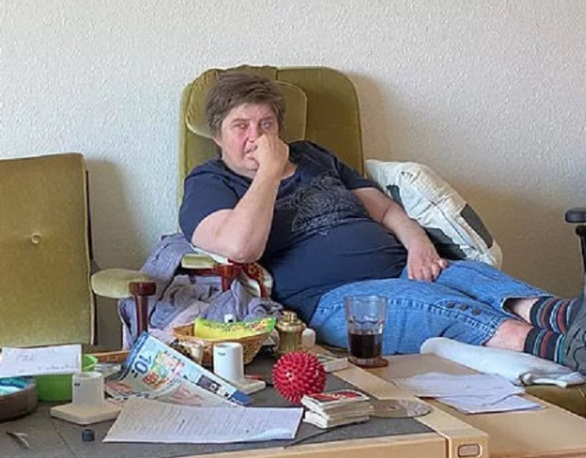 Elli Gyldenløve Møller oplyser, at hun har 1.400 kroner om måneden, når alle udgifter til husleje, vand, vamre, el og medicin er betalt. Derudover får hun fra kommunen udbetalt godt 2.400 kroner i rater, så hun i alt har 3.800 kroner til mad, drikke, tøj med mere, når alt er betalt. Foto: TV2 Østjylland