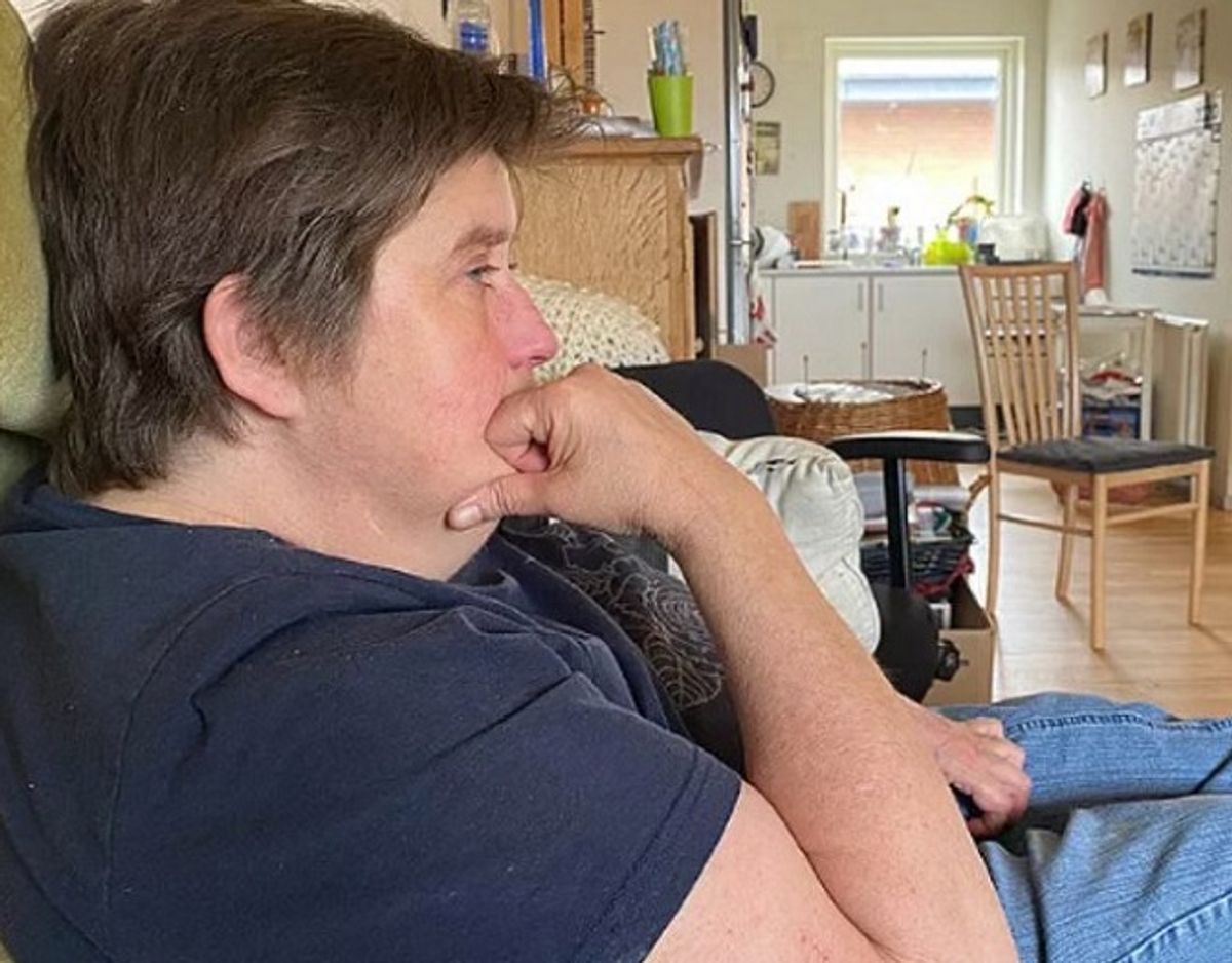 Elli Gyldenløv Møller er delvist spastisk lammet i venstre side efter en hjerneblødning. Foto: TV2 Østjylland