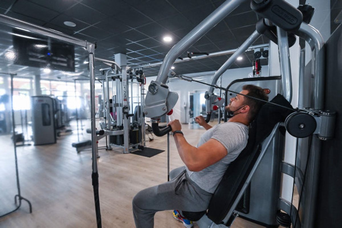 Torsdag er der igen mulighed for at løfte jern på landets fitnesscentre. Det sker mod fremvisning af coronapas. (Arkivfoto). Foto: Ina Fassbender/AFP
