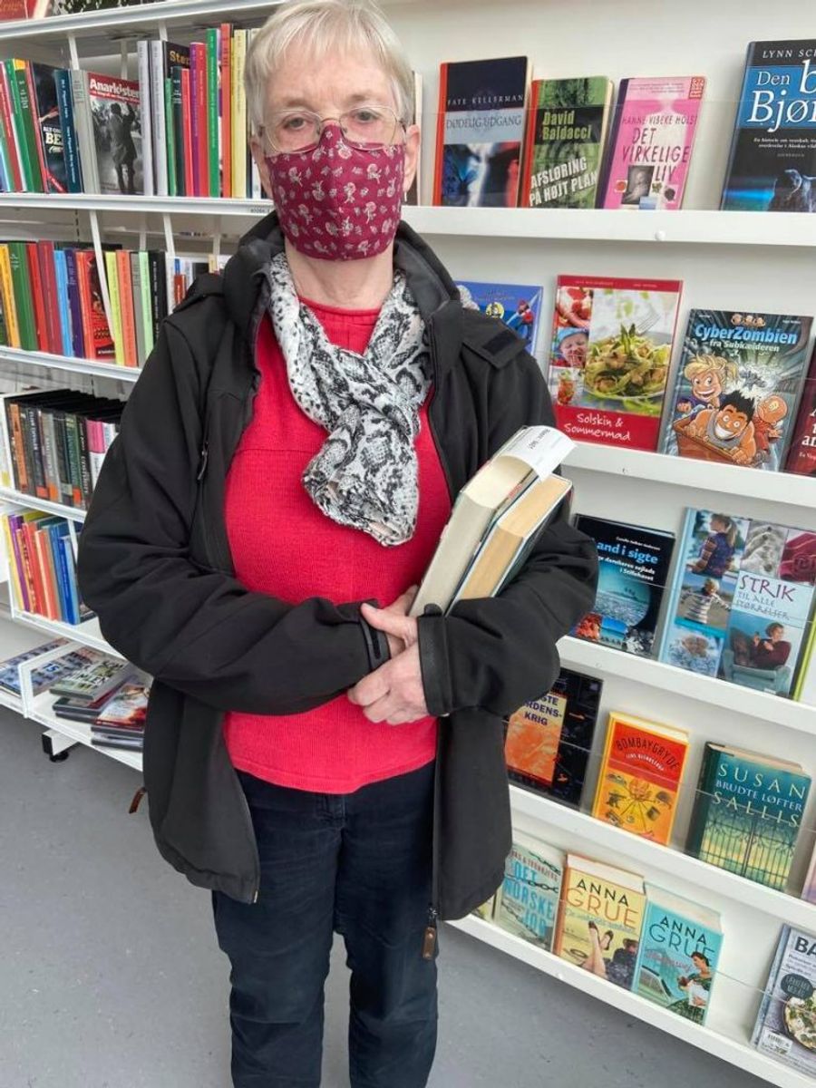 70-årie Else Pedersen har tænkt sig at besøge biblioteket sjældnere, hvis der kommer færre nye bøger på hylderne. Foto: Maiken Krongaard